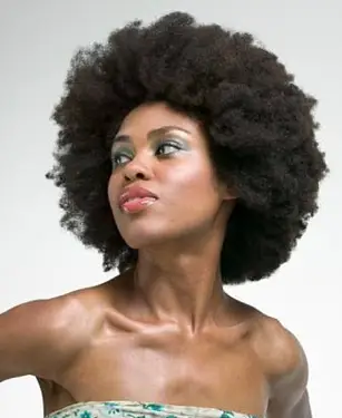 Frau mit Afro
