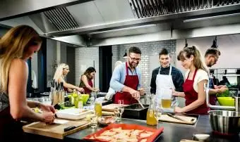 料理教室を手伝うシェフ