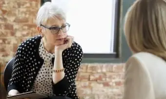 治療に行く女性