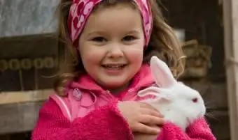 彼女のバニーと小さな女の子