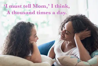 Mutter mit Tochter, die auf Bett und Mutter spricht