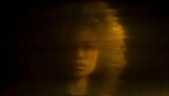 Retrato distorcido de mulher