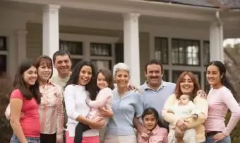 Duża rodzina przed domem?