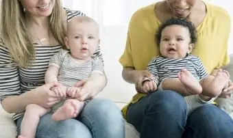 Matky, ktoré držia synáčikov v kolenách