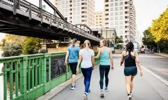 Fitness skupina sa ochladzuje po spustení mesta