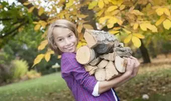 https://cf.ltkcdn.net/family/images/slide/258695-850x567-Boy-holding-firewood.webp