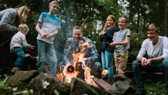 https://cf.ltkcdn.net/family/images/slide/265464-850x547-family-photo-campfire.webp
