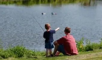 https://cf.ltkcdn.net/family/images/slide/143512-849x565r1-family-fishing.webp