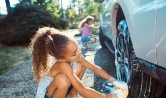 https://cf.ltkcdn.net/family/images/slide/272086-850x566-car-washing.webp