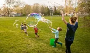 https://cf.ltkcdn.net/family/images/slide/272083-850x566-bubble-fun.webp