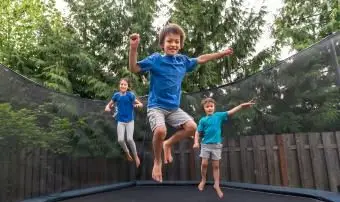 https://cf.ltkcdn.net/family/images/slide/272072-850x566-trampoline-wars.webp