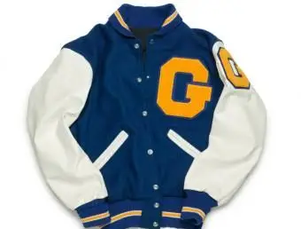 Cómo coser letras en la chaqueta de un letrado