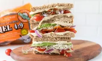 Ezekiel naklíčený 100% celozrnný sendvič