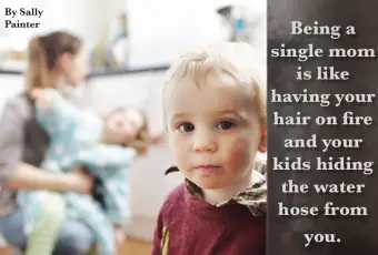 Junge, der zusieht, wie Mutter mit großer Schwester und Zitat kämpft