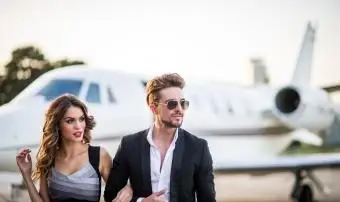 Milý pár na letisku