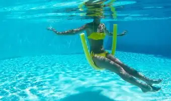 수영 국수에 앉아 여자의 수 중보기