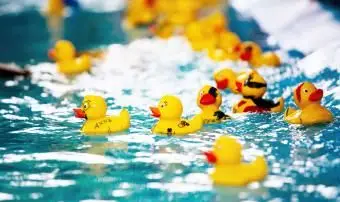 물에 떠있는 노란색 장난감 오리