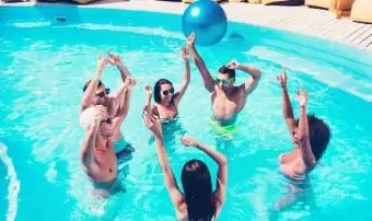 13 lustige Pool-Party-Spiele für Teenager