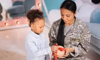 criança dando um presente para uma mãe militar