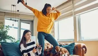 priatelia zabávajúci sa hraním videohier