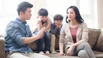 enfants écoutant les parents se disputer