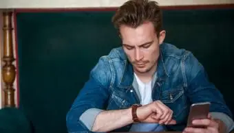 커피 숍에서 참을성이없는 남자