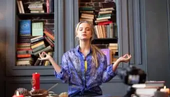 평화로운 앉아 심령 여자