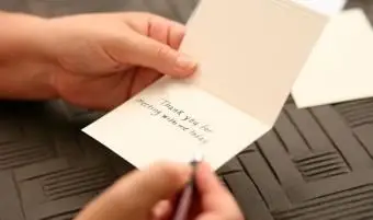 Escrevendo uma nota de agradecimento para o chefe