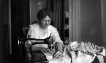 אישה תופרת במכונת תפירה של זינגר