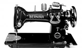 מכונת תפירה עתיקה של ברנינה