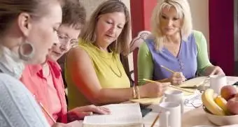 Estudo da Bíblia para senhoras na mesa de jantar em casa