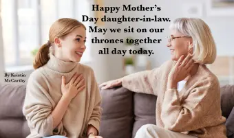 Mãe e nora falando no sofá