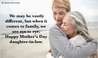 Nora abraçando a mãe idosa na praia