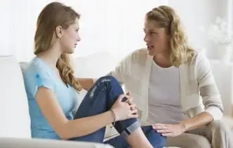 Membros femininos da família discutindo