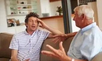 Filho irritado discutindo com pai