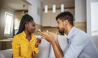 Mulher e homem resolvendo sua discussão