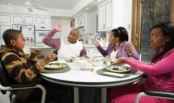 Como lidar com familiares difíceis