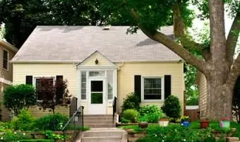 Arbusti nel piccolo cortile anteriore front