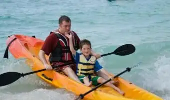 https://cf.ltkcdn.net/family/images/slide/141431-849x565r1-familykayaking.webp