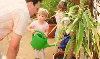 https://cf.ltkcdn.net/family/images/slide/141433-849x565r1-familygardening.webp
