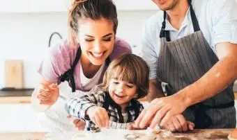 Famiglia che fa la pizza