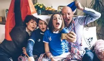 famiglia che guarda la partita di calcio