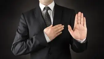 Uomo vestito che presta giuramento