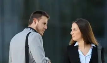 Extraños que reaccionan negativamente entre sí.