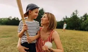 Mamá apoyando a su hijo