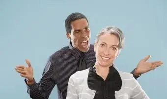 Hombre gritando a una mujer que está sonriendo