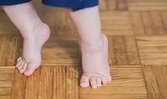 Sinais de autismo em crianças: andando na ponta dos pés