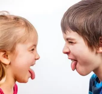 Bambini che tirano fuori la lingua