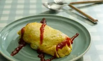 チーズバーガーとホームフライのオムレツ