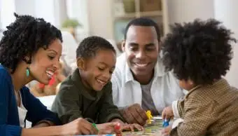 家族で一緒にボードゲームをする